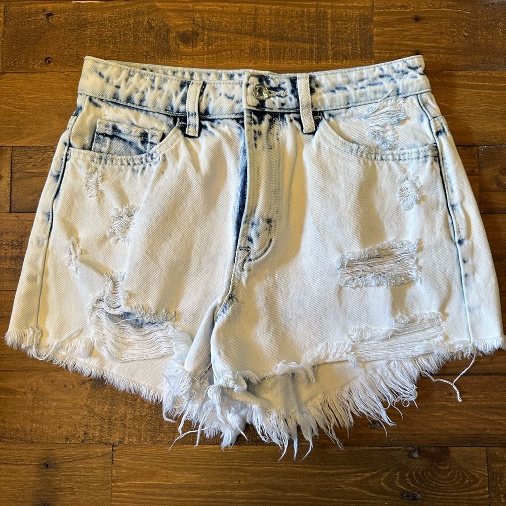 Frayed Hem Whitewashed Denim Shorts